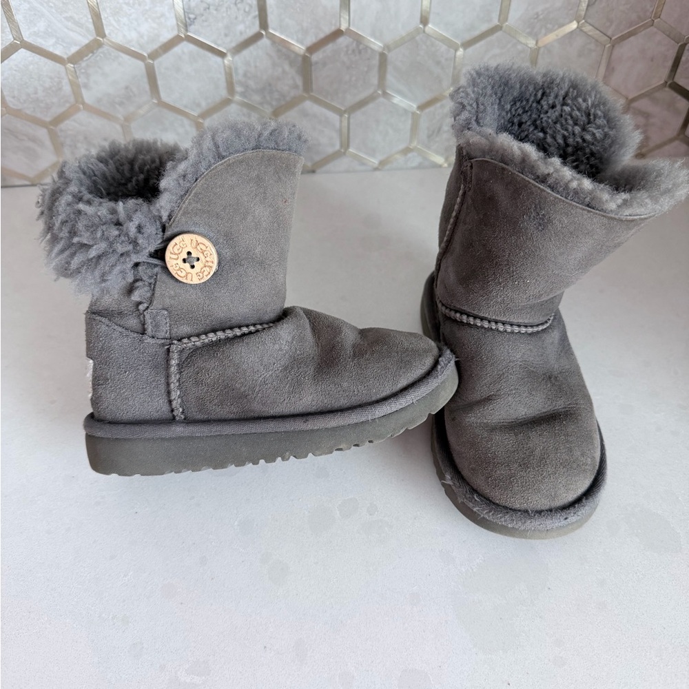 UGG Bailey Button Gray Sheepskin Winter Boots size 9 toddler little kids - Picture 1 of 8